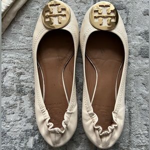 Tory Burch Logo Reva Ballerina Flat in Vanilla Cream